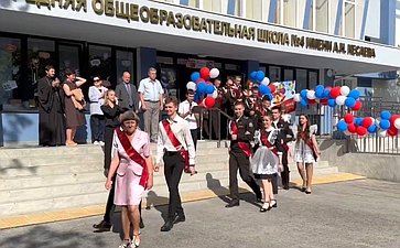 Лариса Мельник, поздравила севастопольских выпускников с последним звонком