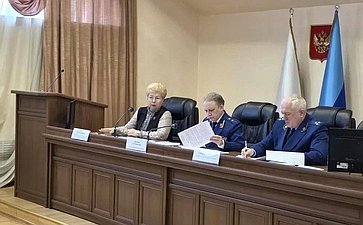 Ольга Бас в ходе поездки в регион провела расширенное совещание в прокуратуре ЛНР