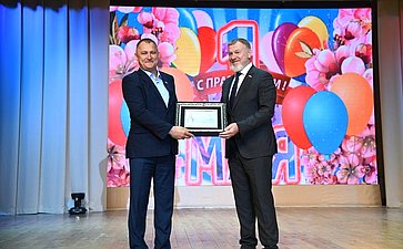 Сергей Горняков в ходе поездки в регион принял участие в торжественном мероприятии администрации городского округа г. Урюпинска в честь праздника 1 мая