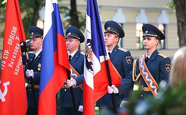 Председатель Совета Федерации Валентина Матвиенко и врио губернатора Новгородской области Александр Дронов возложили венки к Мемориалу «Вечный огонь славы»