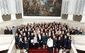 Заместитель Председателя Совета Федерации Инна Святенко приняла участие в церемонии награждения поисковиков, добровольцев и волонтеров, состоявшейся в Центральном академическом театре Российской Армии