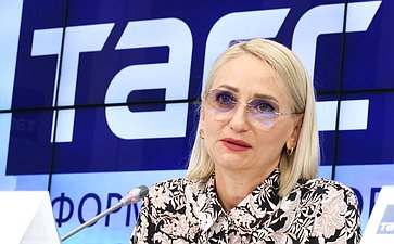 Инна Святенко приняла участие в пресс-конференции, посвященной запуску образовательной программы Академии развития гражданского общества «Добрино» для семей участников специальной военной операции (фото ТАСС)