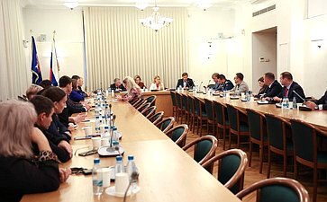 Сенаторы обсудили успешные практики и предложения по развитию НКО