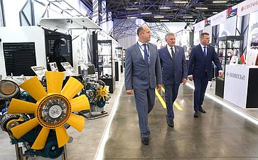 Посещение выставки достижений народного хозяйства регионов России и Беларуси