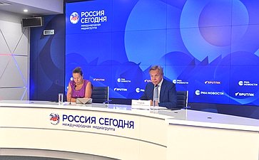 В Пресс-центре «Россия сегодня» прошла пресс-конференция председателя Комиссии Совета Федерации по информационной политике и взаимодействию со СМИ Алексея Пушкова об основных направлениях и о перспективах работы Комиссии в 2024–2025 политическом году