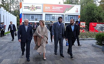 Сенаторы РФ возложили цветы к мемориалу Воину-освободителю в парке им. Ленинского комсомола в Махачкале (фото пресс-служба Министерства экономики и территориального развития Республики Дагестан)