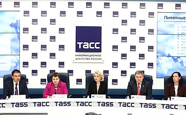 В пресс-центре ТАСС первый заместитель председателя Комитета СФ по бюджету и финансовым рынкам Сергей Рябухин принял участие в пресс-конференции, посвященной пилотному рейтингу деятельности контрольно-счетных палат субъектов РФ