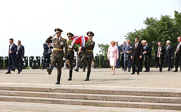 Парламентская делегация возложила цветы к Монументу «Мать Армения»