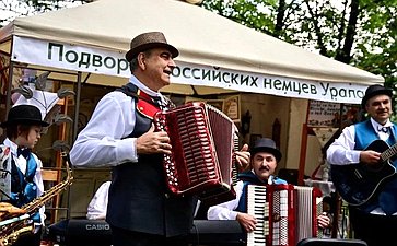 Торжественное открытие праздника Дня народов Среднего Урала