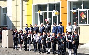 Сергей Мартынов побывал на линейке в крупнейшей школе Параньгинского района