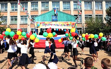 Сергей Михайлов поздравил учащихся средней общеобразовательной школы №9 города Нерчинска с Днем знаний