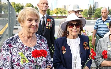 Возложение цветов делегации общества «Жители блокадного Ленинграда» к монументу «Ленинградский фронт» в Парке Победы