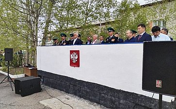 Баир Жамсуев и Сергей Михайлов поздравили в селе Мангут Кыринского района сотрудников и ветеранов Пограничной службы ФСБ России с профессиональным праздником