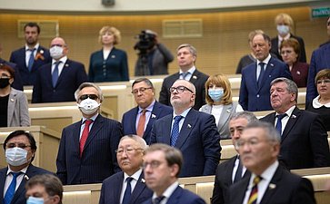 Сенаторы слушают гимн России перед началом 481-го заседания Совета Федерации