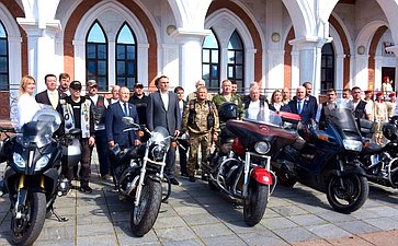 Сергей Мартынов и глава Марий Эл Юрий Зайцев приветствовали участников мотопробега «Экспедиция Памяти»