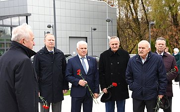 Сенаторы возложили цветы к памятнику испытателям отечественного ядерного оружия