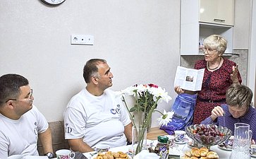 Парламентарии посетили квартиру сопровождаемого проживания, где ознакомились с практикой Ассоциации Родителей Детей-Инвалидов (АРДИ) «СВЕТ»
