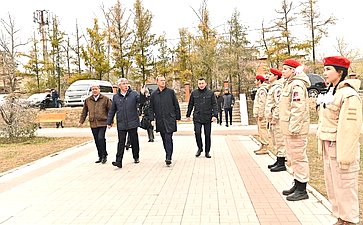 Сенаторы приняли участие в возложении цветов генерал-полковнику Бурлакову М.П., командующему западной группировкой войск, и Герою Советского Союза, генерал-майору Балдынову В.В
