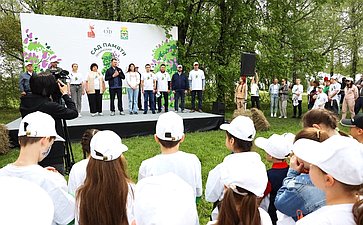 В Год защитника Отечества и 80-летия Победы в Великой Отечественной войне 1941–1945 годов сенаторы РФ и сотрудники Аппарата СФ провели акцию «Сад Памяти» — высадили 250 кустов сирени в музее-заповеднике «Горки Ленинские»