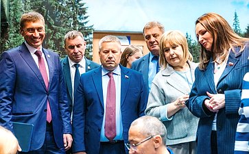 Сенаторы посетили Школу креативных индустрий на базе Окружного Дома народного творчества и Центр народных художественных промыслов и ремесел