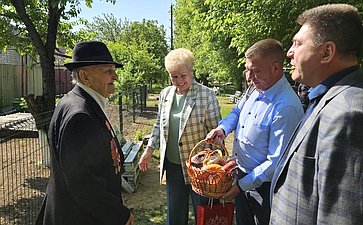 Ольга Бас в ходе поездки в регион вместе с представителями Станично-Луганской администрации навестила ветеранов Великой Отечественной войны, передала гостинцы