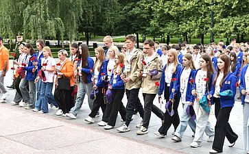 Участники «Поезда Памяти» возложили цветы к Могиле Неизвестного Солдата в Александровском саду и посетили Кремль