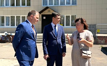 Роман Маслов проконтролировал ход благоустройства сквера в посёлке Суда