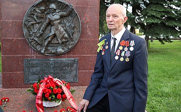Возложение цветов делегации общества «Жители блокадного Ленинграда» к монументу «Ленинградский фронт» в Парке Победы