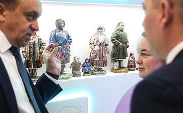 Валентина Матвиенко и Дмитрий Артюхов осмотрели выставку, посвященную истории и перспективным направлениям развития Ямало-Ненецкого автономного округа