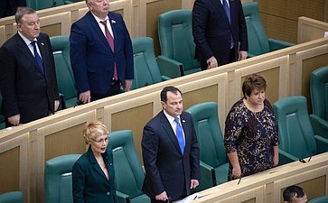Сенаторы слушают гимн России перед началом 479-го заседания Совета Федерации