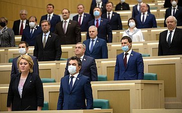 Сенаторы слушают гимн России перед началом 481-го заседания Совета Федерации