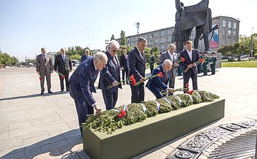 Сенаторы РФ приняли участие в возложении венка и цветов на Мемориальном комплексе «Три штыка»