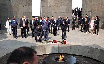 Сенаторы РФ посетили Мемориал памяти жертв геноцида армян «Цицернакаберд» и возложили цветы к Вечному огню