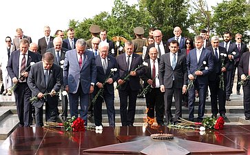 Парламентская делегация возложила цветы к Монументу «Мать Армения»
