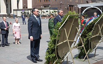 Возложение цветов к памятнику Г. Жукову