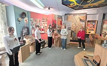 Ольга Бас в ходе поездки в регион посетила Луганскую среднюю школу № 41, где пообщалась с ребятами