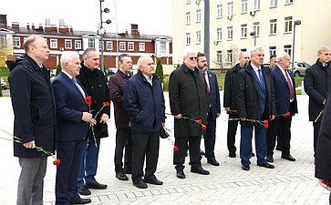 Сенаторы возложили цветы к памятнику испытателям отечественного ядерного оружия