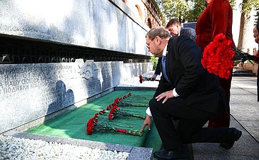 Председатель Совета Федерации Валентина Матвиенко и врио губернатора Новгородской области Александр Дронов возложили венки к Мемориалу «Вечный огонь славы»