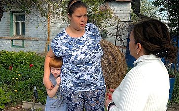 Жанна Чефранова в ходе рабочей поездки в регион встретилась с многодетной мамой из Грайворона