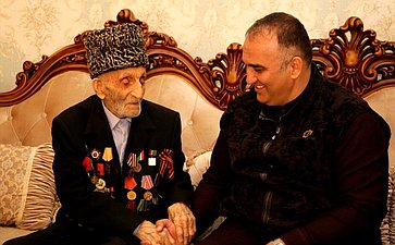 Мохмад Ахмадов поздравил ветерана Великой Отечественной войны Абдулшаидова Юнуса Абдулшаидовича с Днем Победы