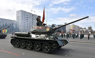 Начало парада военной техники, знаменитый танк Т-34