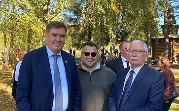 Анатолий Артамонов и Александр Савин посетили мемориальный комплекс «Безымянная высота» в Куйбышевском районе Калужской области