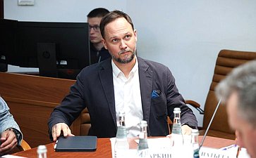 Заседание секции «Цифровая трансформация транспорта» на тему «Обсуждение концепций логистического проекта-международного транспорта БАС-Хаба с применением беспилотных летательных аппаратов между Россией и Китаем»