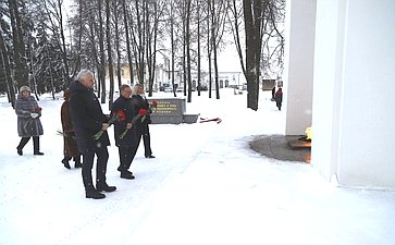 Парламентарии почтили память погибших в годы Великой Отечественной войны и возложили цветы к Мемориалу