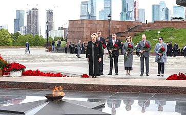 Председатель Совета Федерации Валентина Матвиенко приняла участие в торжественной церемонии возложения цветов к Вечному огню в Парке Победы на Поклонной горе в Москве