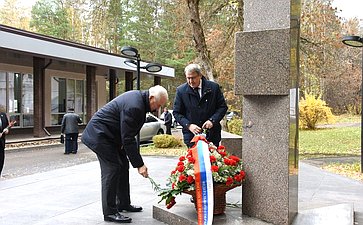 Сенаторы возложили цветы к памятнику испытателям отечественного ядерного оружия