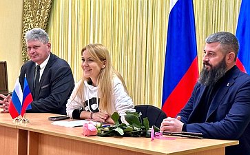 Дарья Лантратова проверила ход восстановления Меловского района, обсудила актуальные вопросы с представителями фонда «Защитники Отечества», а также провела приём граждан в Луганске