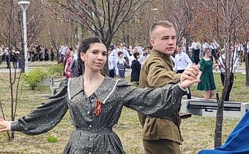Александр Ролик во Владивостоке, в кампусе Дальневосточного федерального университета принял участие в патриотической акции «Международный Вальс Победы»