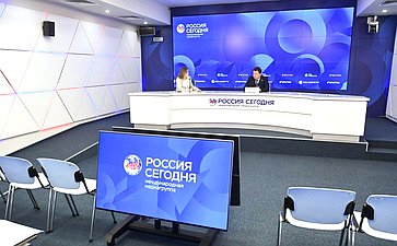 В ММПЦ «Россия сегодня» состоялся брифинг первого заместителя председателя Комитета Совета Федерации по бюджету и финансовым рынкам Александра Шендерюка-Жидкова по итогам осенней сессии
