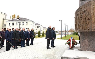Сенаторы возложили цветы к памятнику испытателям отечественного ядерного оружия
